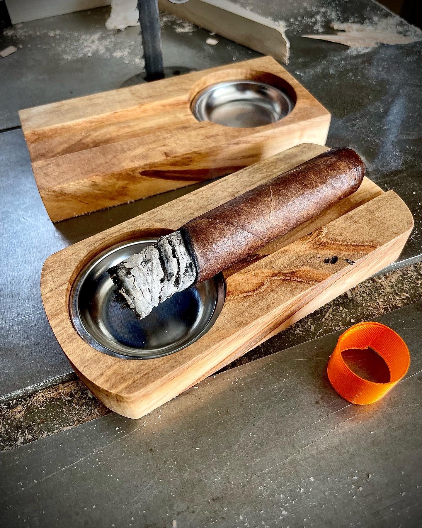 Single stick cigar tray - stainless cup